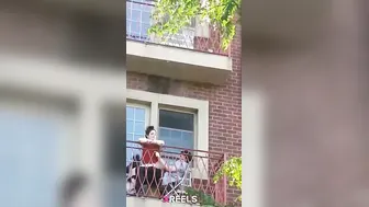 Balcony Pe Jodi Public Ko Dikhate Hue Garam Chudai Kar Rahi