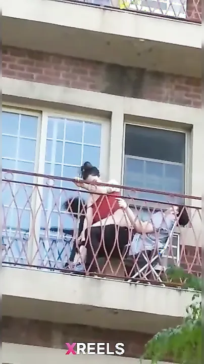 Balcony Pe Jodi Public Ko Dikhate Hue Garam Chudai Kar Rahi