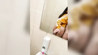 Hot Tinder Wali Ladki Bathroom Mein Lund Chusai First Date