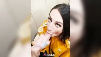 Hot Tinder Wali Ladki Bathroom Mein Lund Chusai First Date