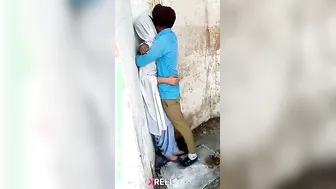 Punjabi Jodi Bahar Sarso Ke Khet Mein Garam Kiss Karte Hue