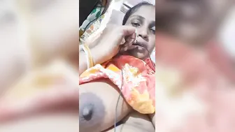 Bhabhi Dirty Talking Flashing Huge Boobs And Juicy Chut