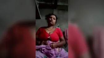 Horny Bhabhi Fingering Big Melons In Saree Lift