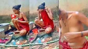 Slim Bhabhi Bathing Naked Outdoors Leaked Desi Clip