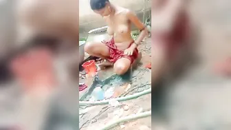 Slim Bhabhi Bathing Naked Outdoors Leaked Desi Clip