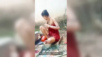 Slim Bhabhi Bathing Naked Outdoors Leaked Desi Clip