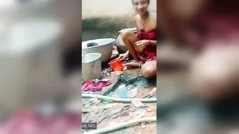 Slim Bhabhi Bathing Naked Outdoors Leaked Desi Clip