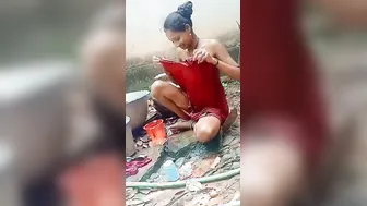 Slim Bhabhi Bathing Naked Outdoors Leaked Desi Clip