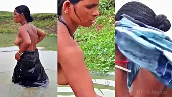 Guy Filming Bhabhi's Topless Bath With Soap And Wet Curves