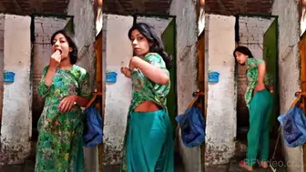 Village Girl Teasing Cam With Banana Like Sucking Desi Lund