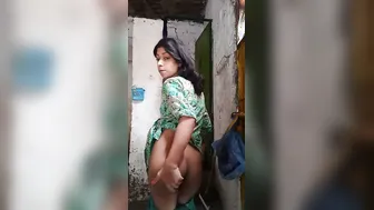 Village Girl Teasing Cam With Banana Like Sucking Desi Lund