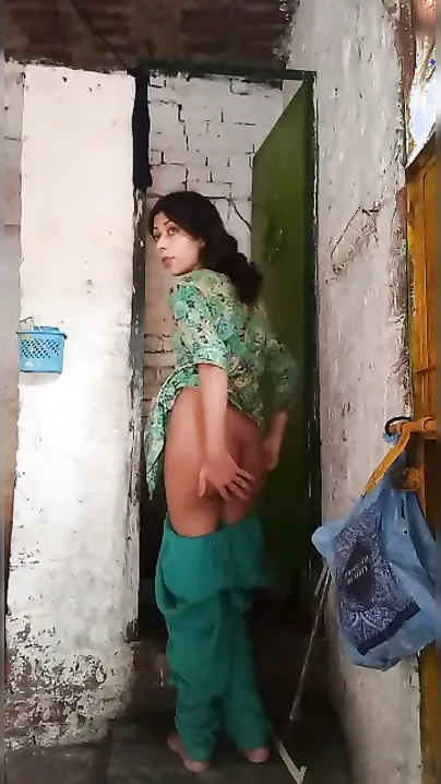 Village Girl Teasing Cam With Banana Like Sucking Desi Lund