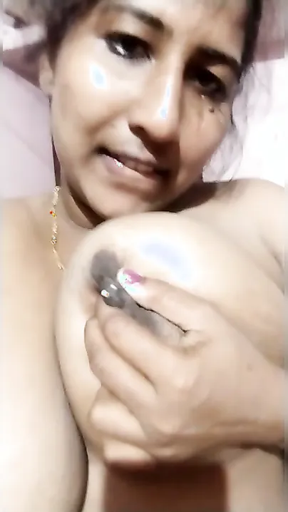 Horny Milf Milking Huge Boobs While Fingering Wet Chut