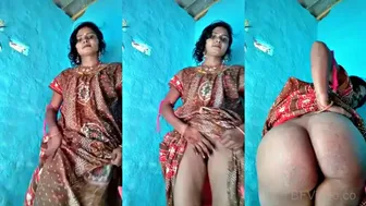 Village Bhabhi Spreading Juicy Chut In Saree Lift