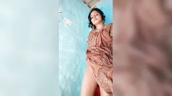 Village Bhabhi Spreading Juicy Chut In Saree Lift