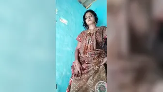 Village Bhabhi Spreading Juicy Chut In Saree Lift