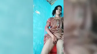 Village Bhabhi Spreading Juicy Chut In Saree Lift