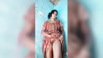 Village Bhabhi Spreading Juicy Chut In Saree Lift