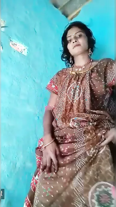 Village Bhabhi Spreading Juicy Chut In Saree Lift