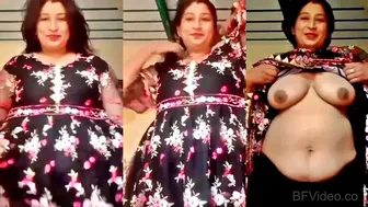 Curvy Desi Milf Lifting Pallu To Show Juicy Boobs Closeup