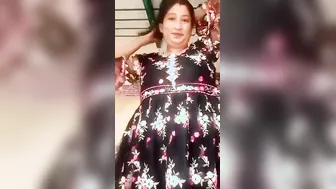 Curvy Desi Milf Lifting Pallu To Show Juicy Boobs Closeup