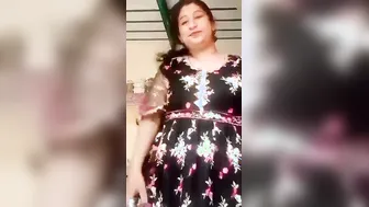 Curvy Desi Milf Lifting Pallu To Show Juicy Boobs Closeup