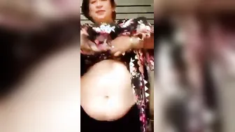 Curvy Desi Milf Lifting Pallu To Show Juicy Boobs Closeup