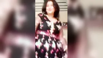 Curvy Desi Milf Lifting Pallu To Show Juicy Boobs Closeup