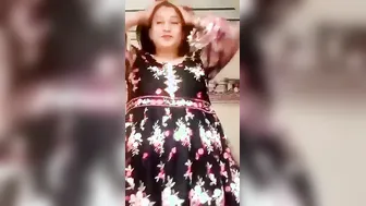 Curvy Desi Milf Lifting Pallu To Show Juicy Boobs Closeup