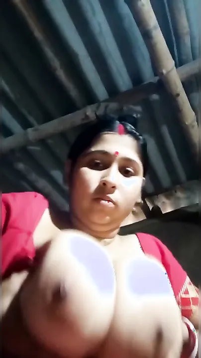 Bengali Patni's Massive Dudu Tankers Bouncing Out Of Blouse