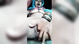 Unsatisfied Gaon Biwi Ungli Daal Pussy Mein Cam Pe Viral