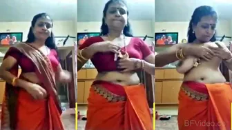 Tamil Iyer Maami Squeezing Milky Boobs In Saree Blouse Clip