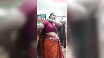 Tamil Iyer Maami Squeezing Milky Boobs In Saree Blouse Clip