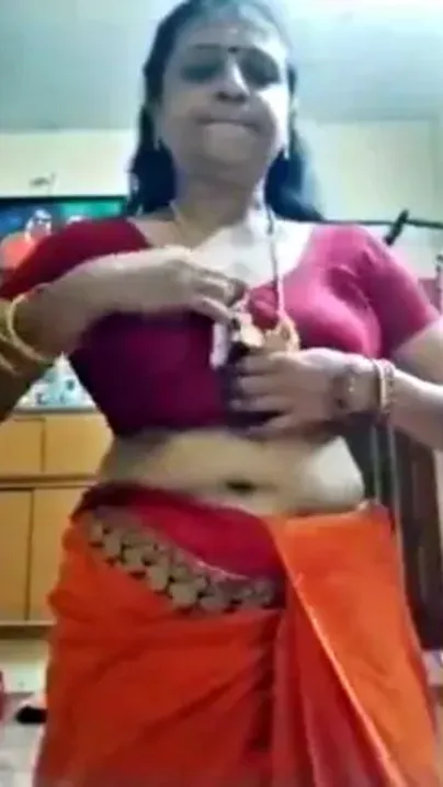 Tamil Iyer Maami Squeezing Milky Boobs In Saree Blouse Clip