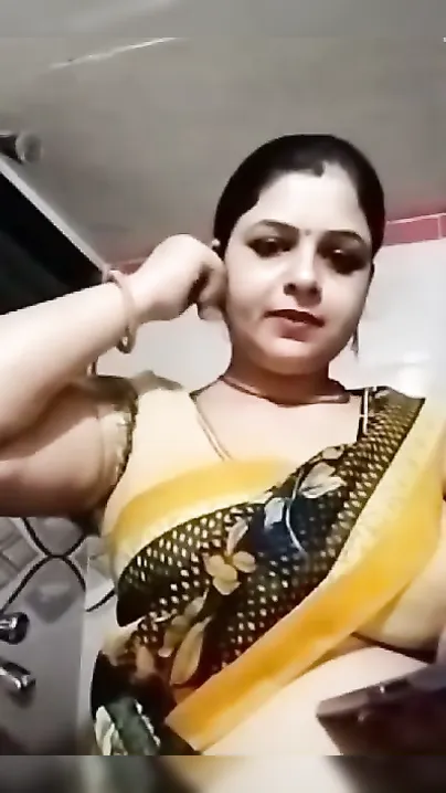 Desi Mom Exposing Boobs Pussy Ass In Kitchen Saree