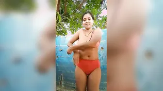 Bhabhi Bathing Nude Outdoors Rubbing Soapy Boobs In Rivulet