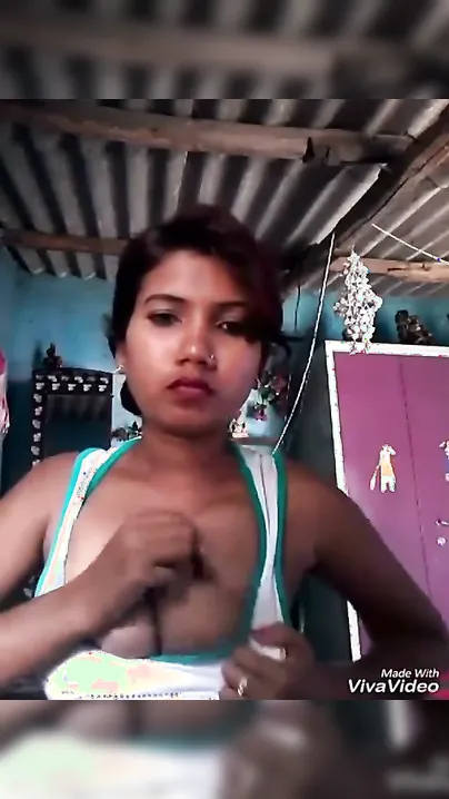 Bhojpuri Maal Squeezing Big Boobs Solo In Lungi Selfie