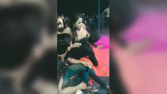 Bihari Bhabhi Twerking Juicy Ass In Steamy Public Dance For Lovers