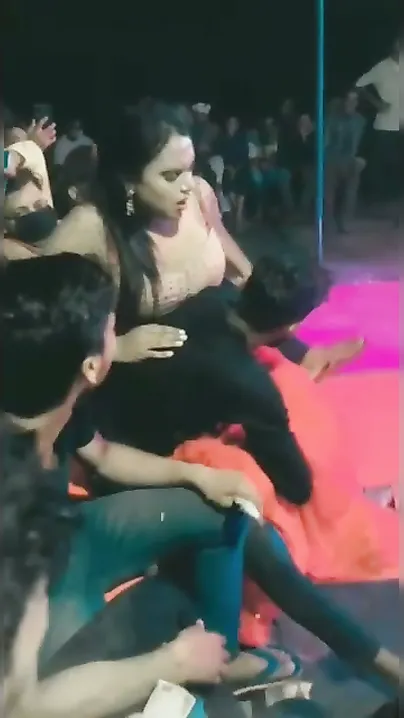 Bihari Bhabhi Twerking Juicy Ass In Steamy Public Dance For Lovers
