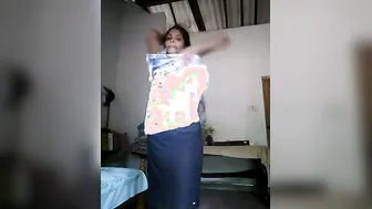 Sri Lankan Girlfriend Posing Nude In Lungi Lift Balcony Show