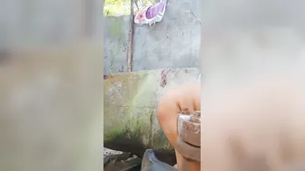 Desi Village Bhabhi Bathing Nude Caught By Hubby Leaking