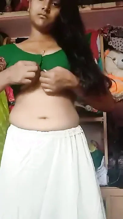 Bengali Girlfriend Stripping Nude In Leaked Mms Video