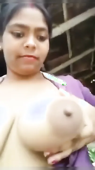 Chubby Bengali Homemaker Exposing Nude Body In Saree
