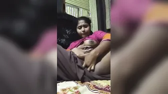 Desi Chick Fingering Juicy Pussy With Loud Aahing Moans
