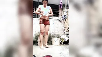 Jabalpur Young Bhabhi Bathing Nude In Bucket Viral Leak