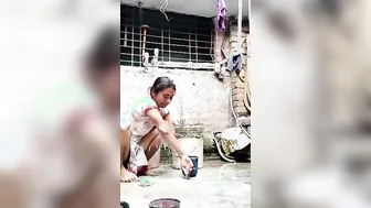 Jabalpur Young Bhabhi Bathing Nude In Bucket Viral Leak