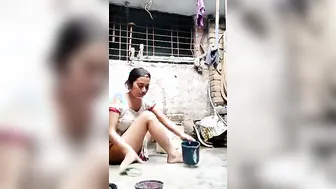 Jabalpur Young Bhabhi Bathing Nude In Bucket Viral Leak