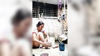 Jabalpur Young Bhabhi Bathing Nude In Bucket Viral Leak