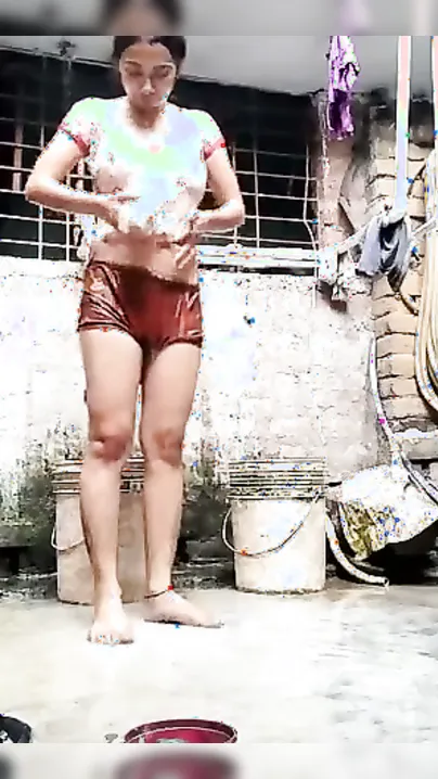 Jabalpur Young Bhabhi Bathing Nude In Bucket Viral Leak