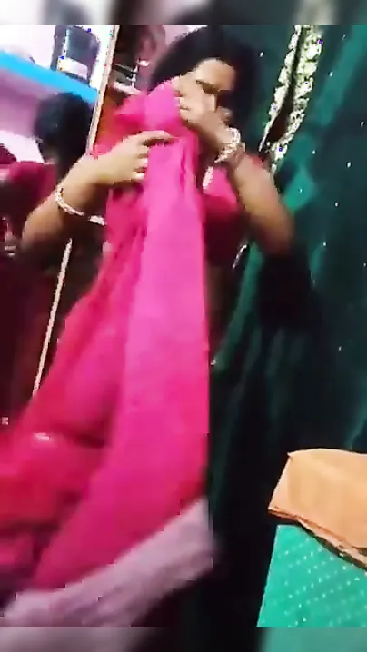 Sweet Bihari Wifey Flashing Wet Naked Chut On Cam In Saree Petticoat